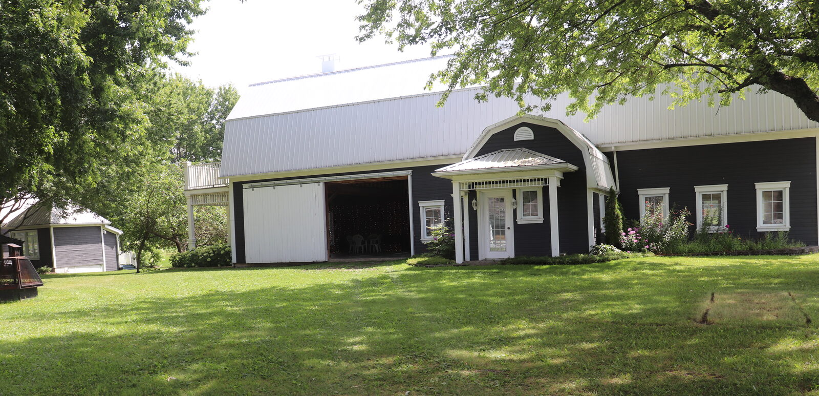 Grange aménagée en salle de réception sur le domaine