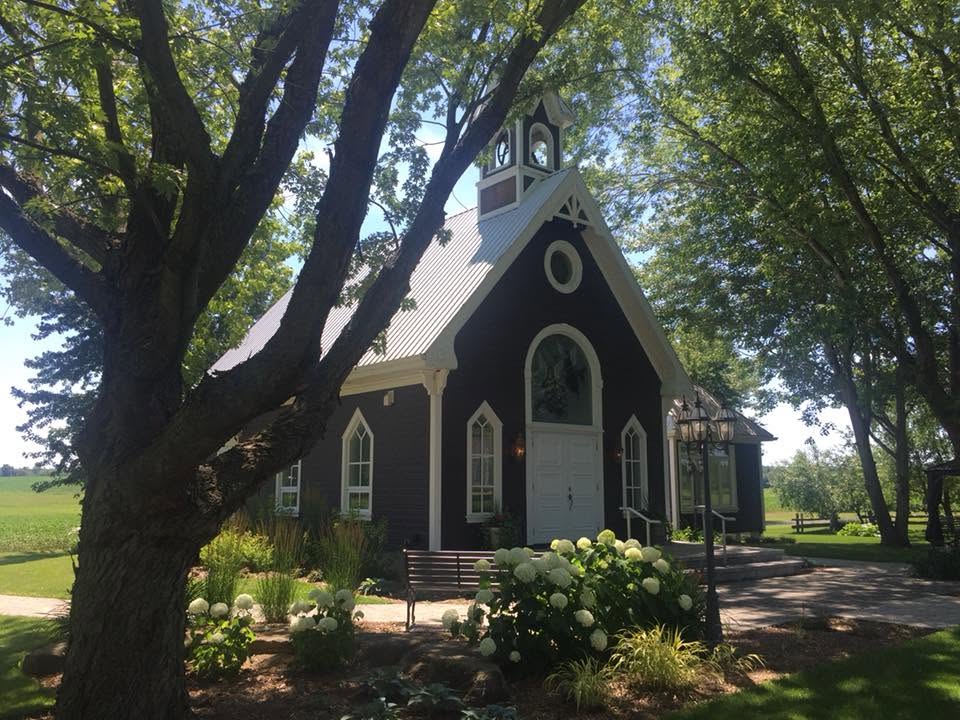 Façade de la Petite chapelle St-Gérard entourée de ses jardins en été